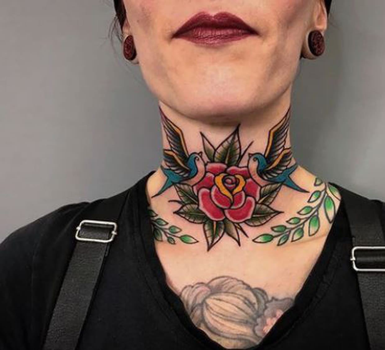 Tatouage Old School Femme Rose old school sur le cou
