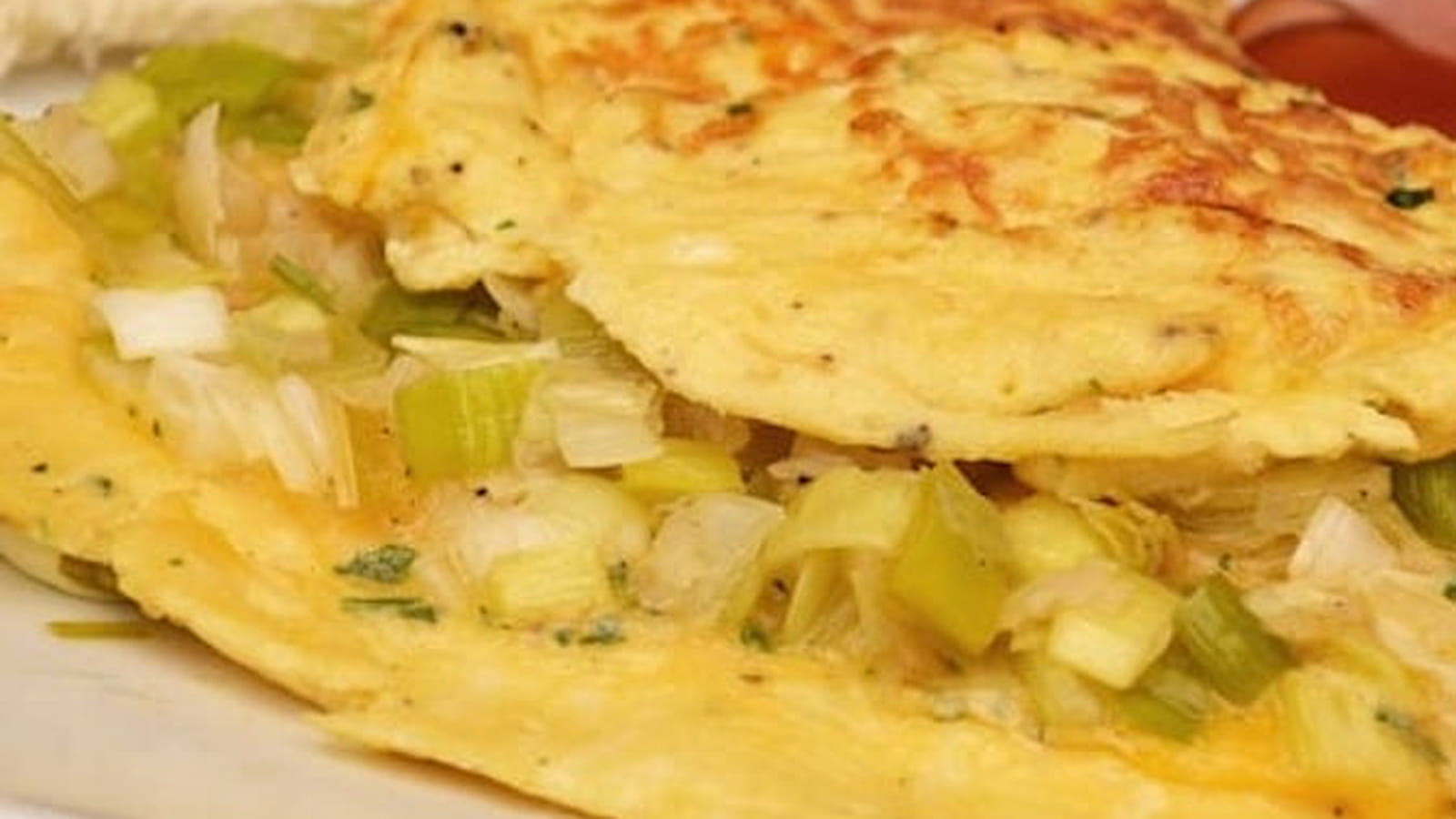 Omelette aux poireaux, échalotes, emmental et cheddar