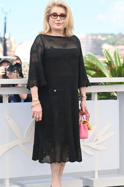 Catherine Deneuve en robe crochet noire