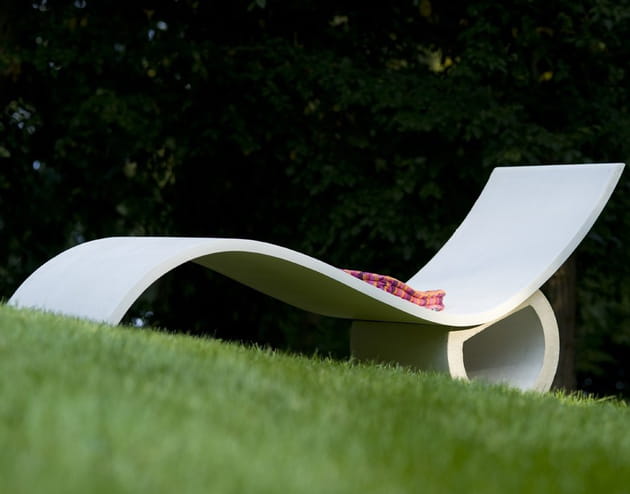 Chaise longue en béton par Forcim