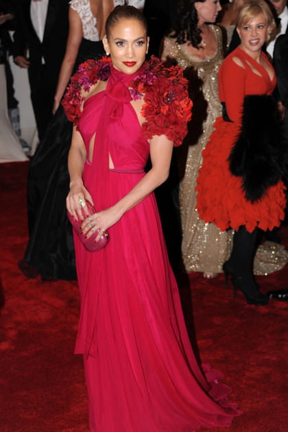 Jennifer Lopez en robe fuchsia Gucci