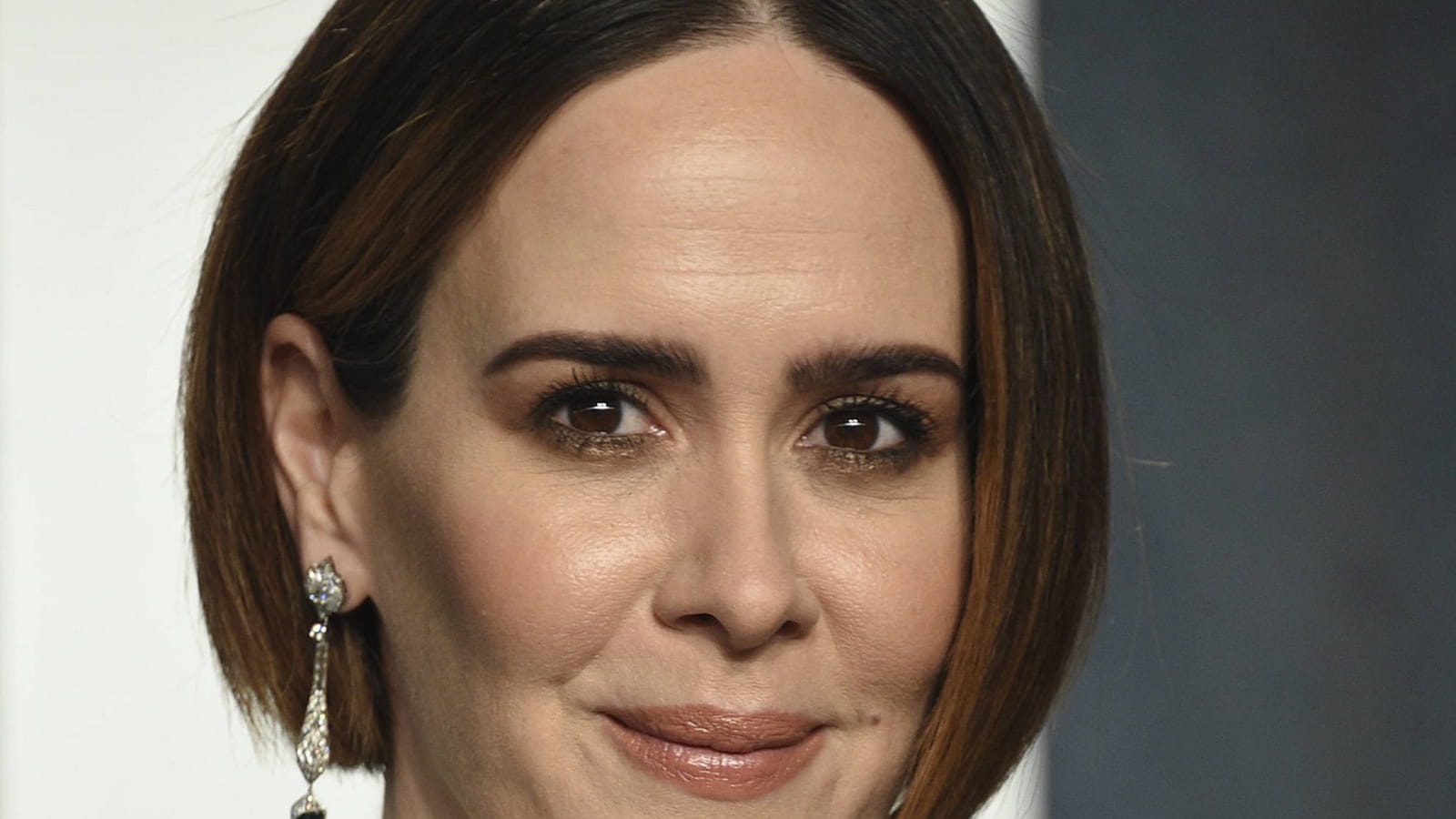 Sarah Paulson en brune