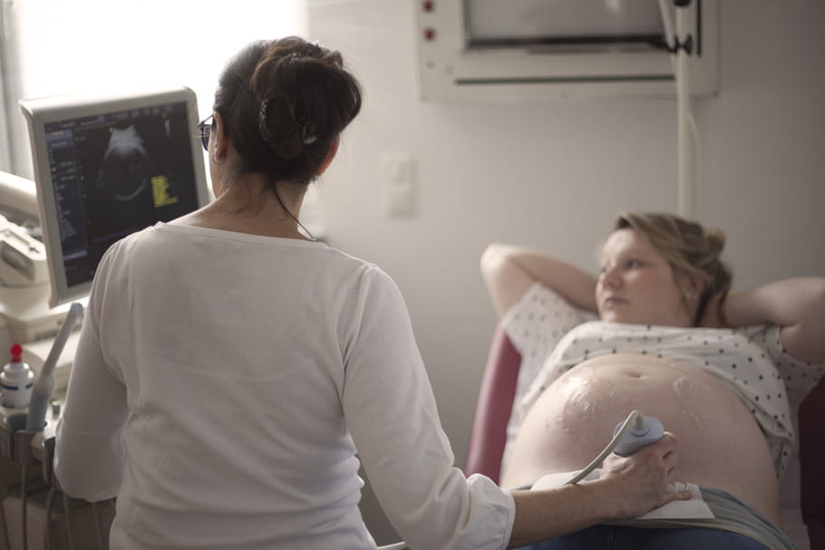 Hématome rétro-placentaire : causes, symptômes et risque de récidive