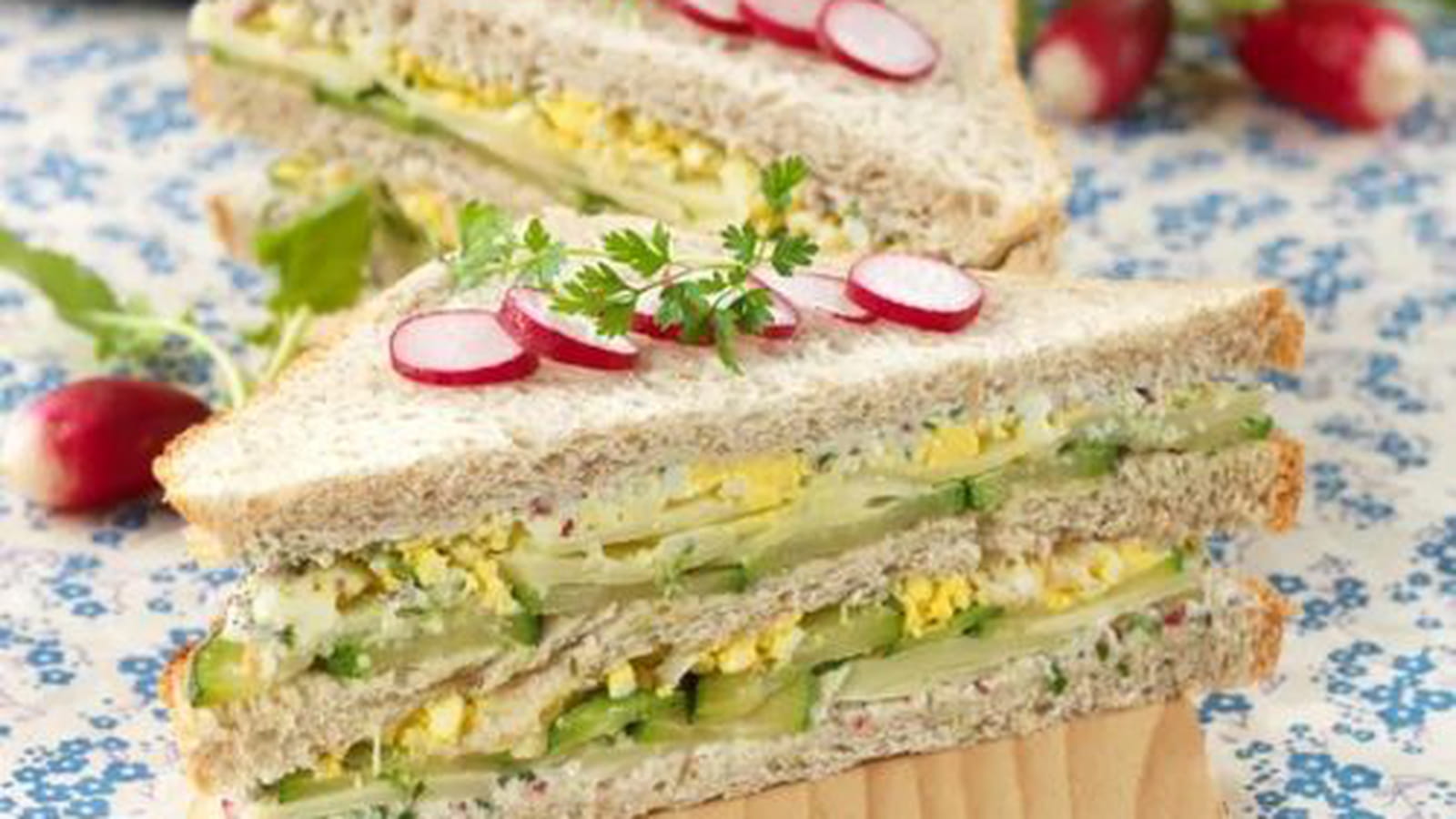 Club sandwich œuf, courgette, Emmental de Savoie, sauce radis