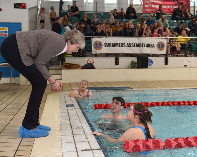 Theresa May s'improvise ma&icirc;tre nageur