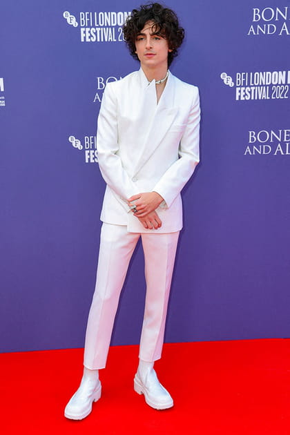 Timothée Chalamet en costume blanc et boots
