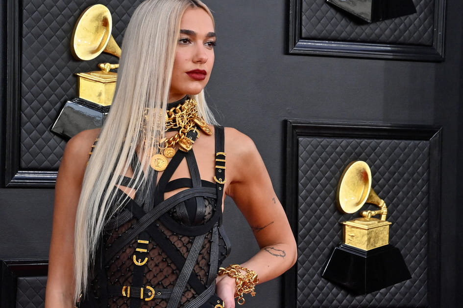 Le one side hair blond platine de Dua Lipa