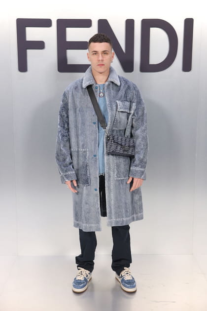 Ar&oacute;n Piper en manteau long gris et sacoche monogramme au d&eacute;fil&eacute; Fendi