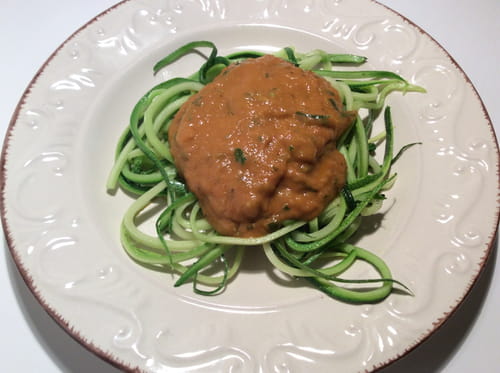 Sauce aux tomates fraîches, au basilic et à l'avocat