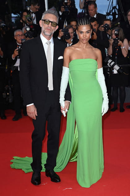 Tina Kunakey en robe bustier verte à traîne et gants blancs Valentino