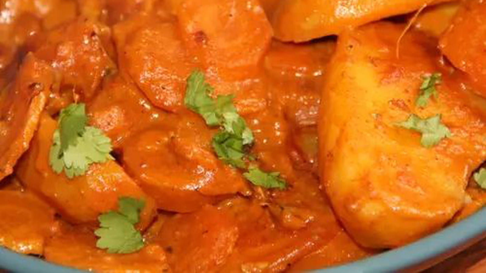 Côtes de porc au curry doux, carottes et pommes de terre