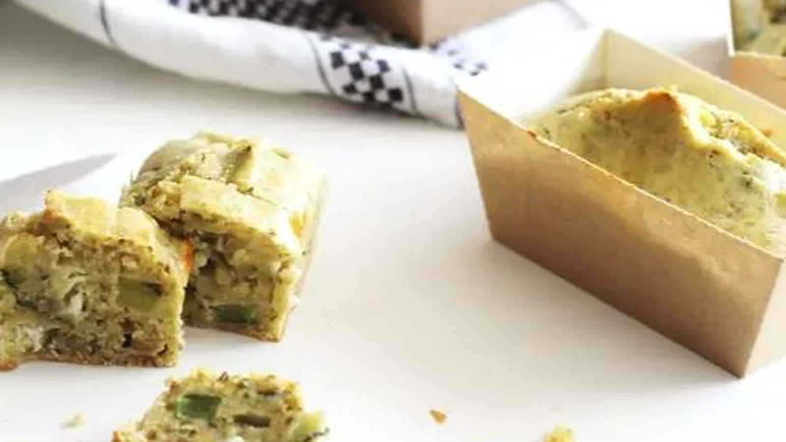 Mini cakes aux courgettes, pesto et chèvre