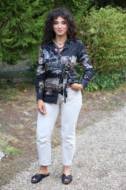 Camélia Jordana en chemisier à motifs et jean blanc