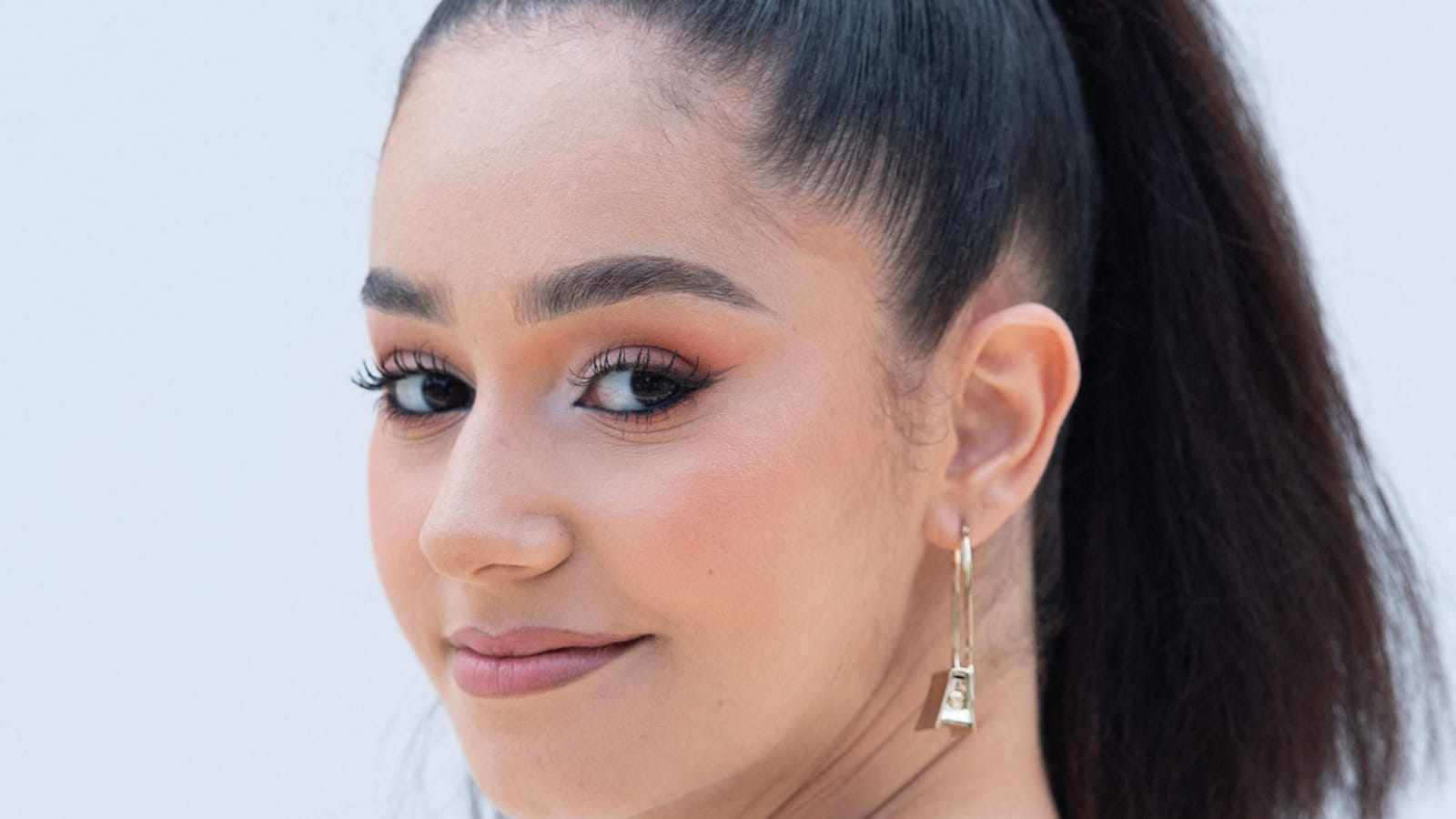 Léna Mahfouf sans frange