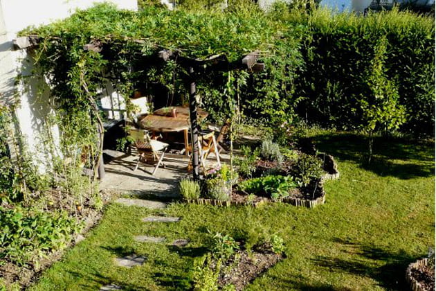 Pergola en bois de r&eacute;cup&eacute;ration et bambous