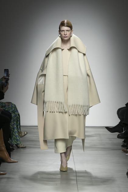 Long manteau et &eacute;charpe cr&egrave;me aper&ccedil;us sur le d&eacute;fil&eacute; Calcaterra