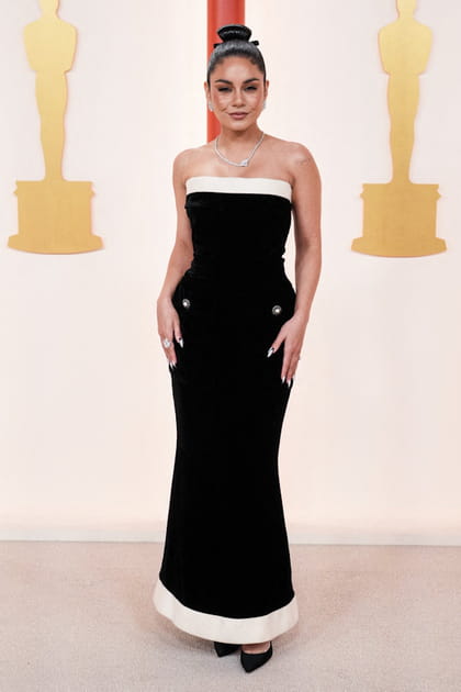 Vanessa Hudgens en robe bustier noir et blanc Chanel