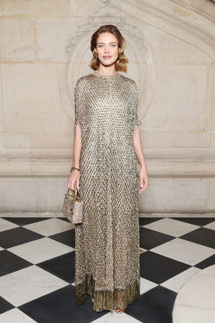 Natalia Vodianova en robe en maille dor&eacute;e au d&eacute;fil&eacute; Dior haute couture printemps-&eacute;t&eacute; 2024