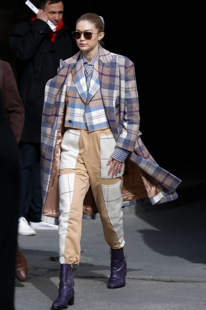 Gigi Hadid en tenue mix & match
