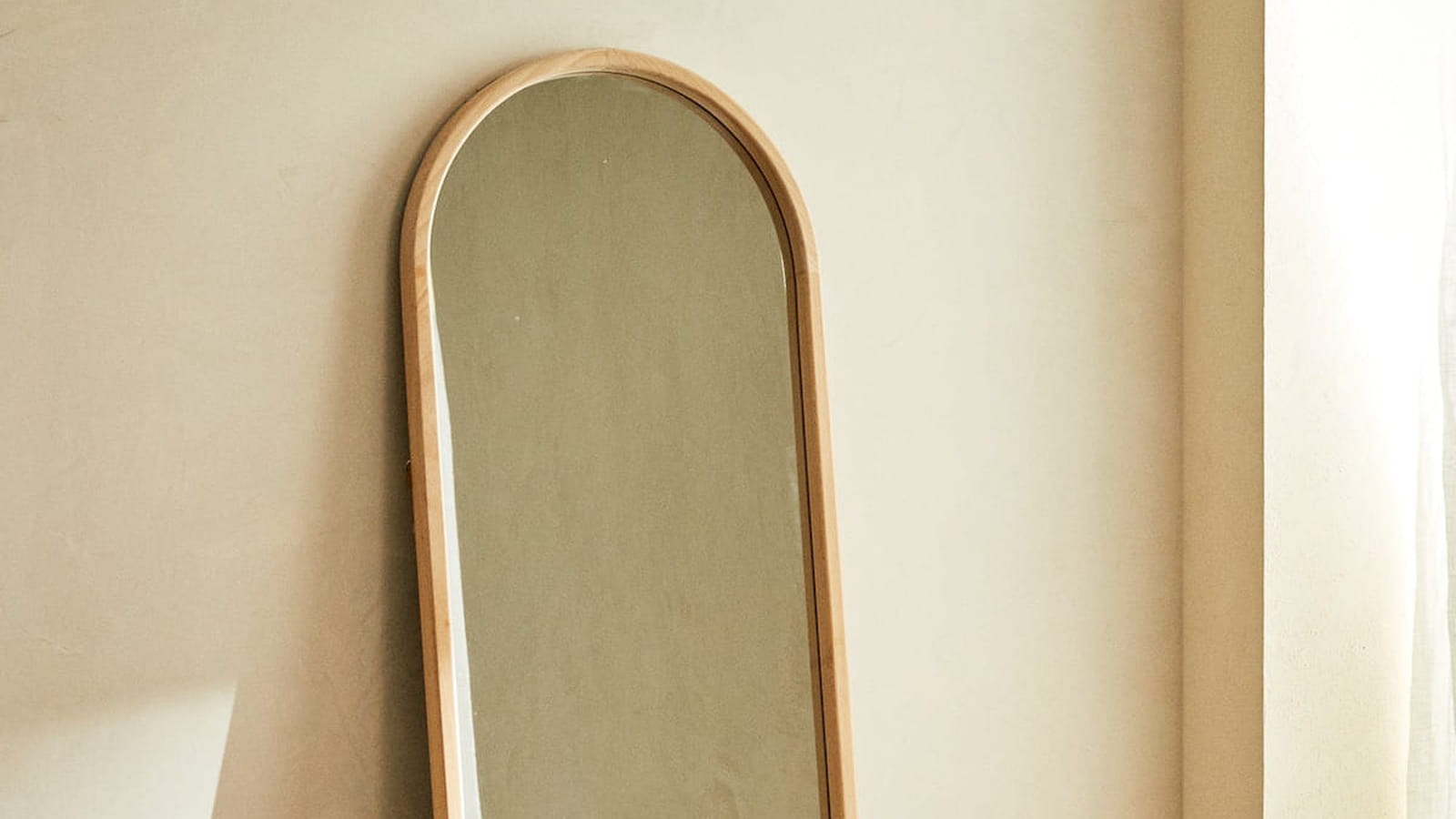 Un miroir sur pied minimaliste