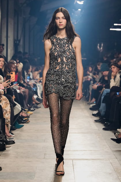 Robe &agrave; d&eacute;coupes et legging strass&eacute; aper&ccedil;us sur le d&eacute;fil&eacute; Isabel Marant