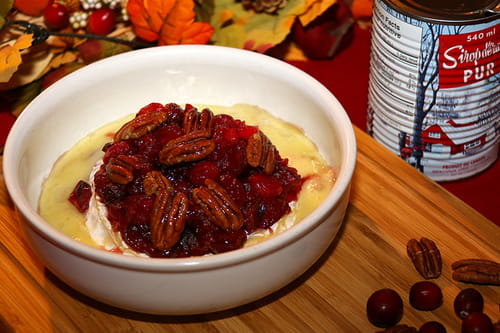 Brie fondant aux canneberges, sirop d'érable et noix de pécan