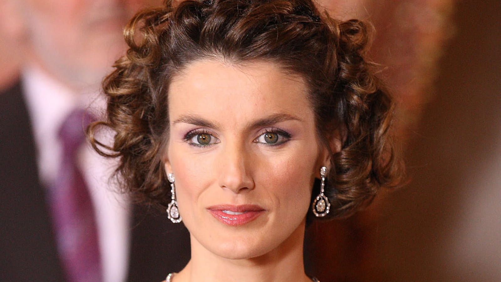 Cheveux bouclés relevés 