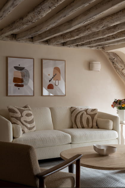 Apr&egrave;s&nbsp;: un salon avec du mobilier clair pour une ambiance chaleureuse