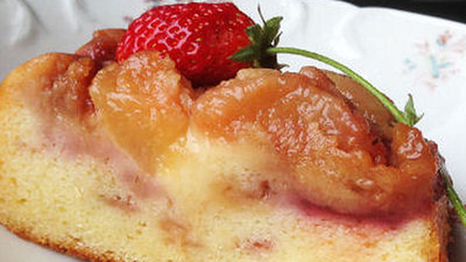 Cake renversant pêches et fraises caramélisées