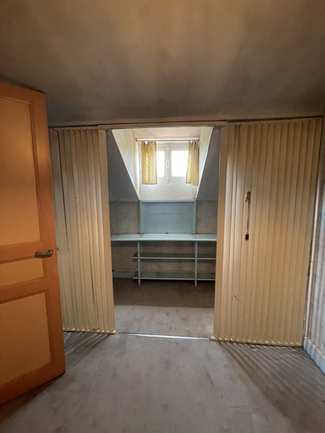 Avant&nbsp;: une chambre d&eacute;labr&eacute;e avec un espace WC