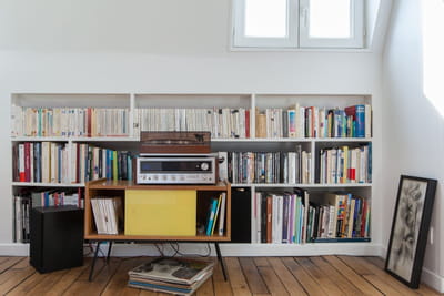 une bibliothèque dans un appartement