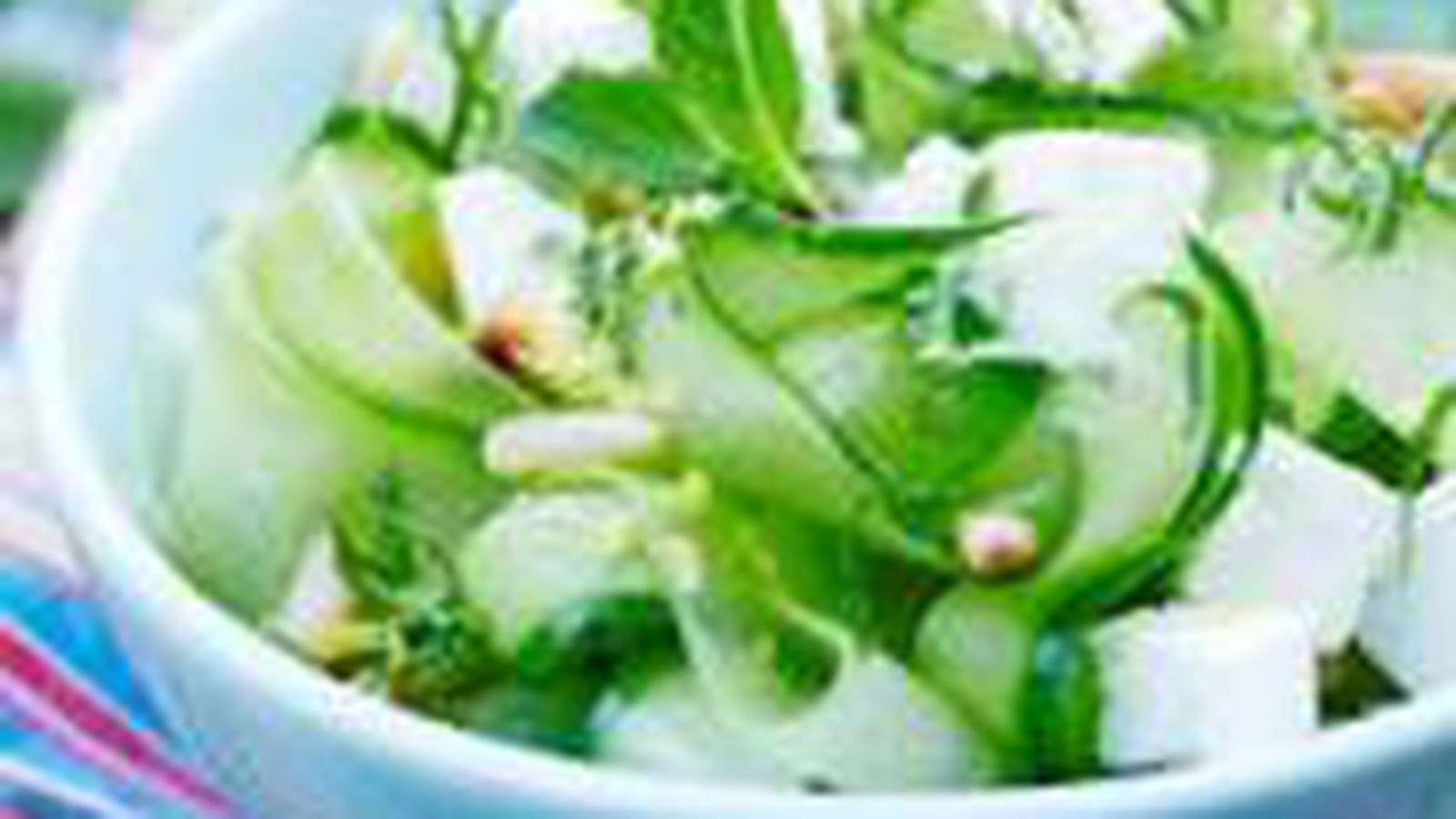 Tagliatelles de concombre à la menthe et à la féta