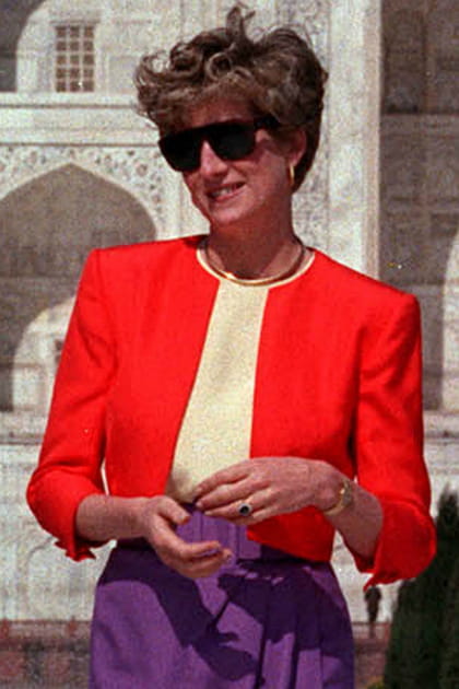 Lady Di en manteau rouge bas violet