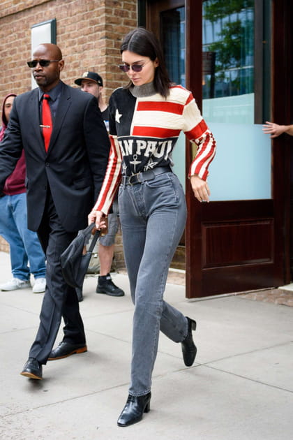 Kendall Jenner en T-shirt America, jean taille haute et bottines noires