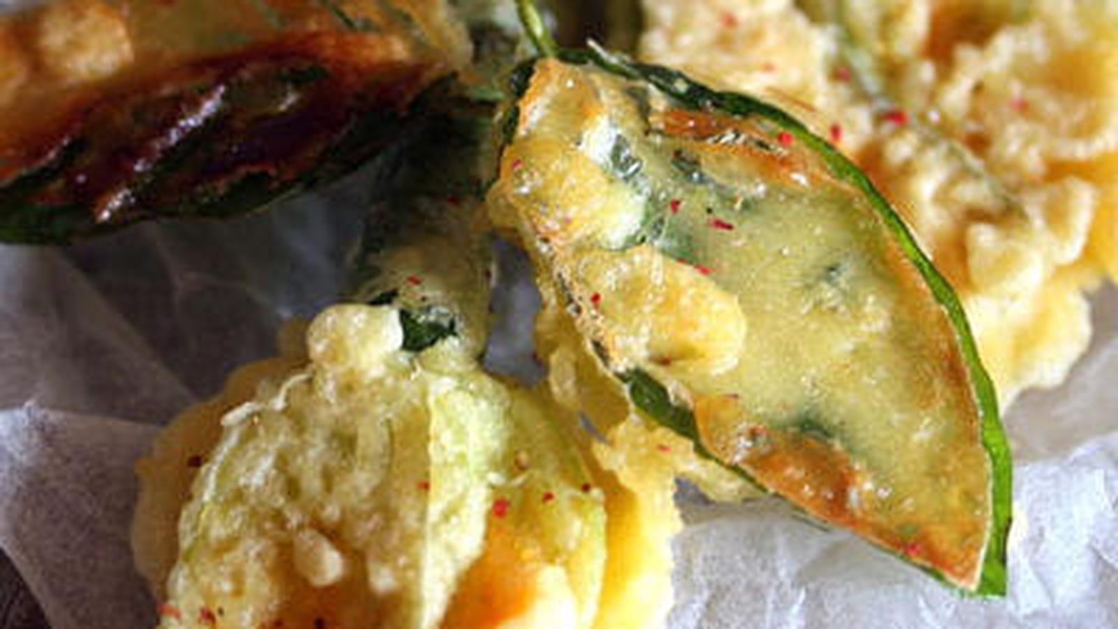 Tempura de fleurs de courgettes et feuilles de basilic