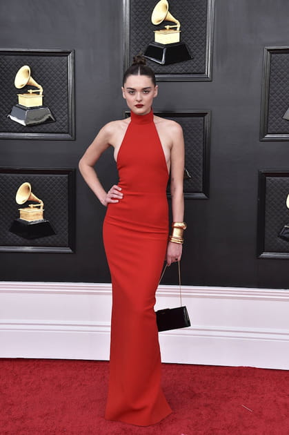 Charlotte Lawrence en robe Saint Laurent