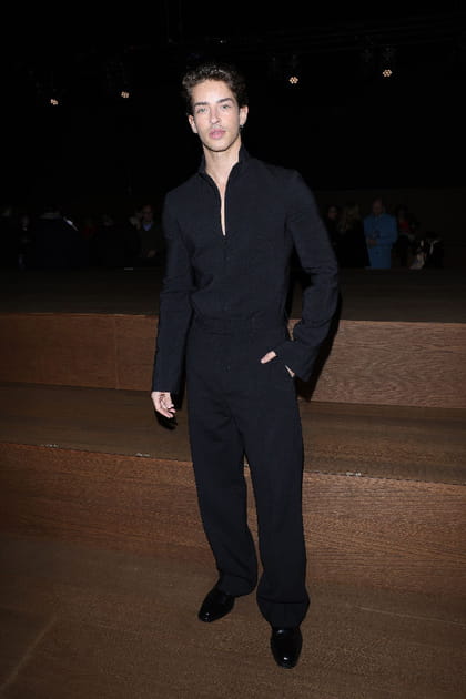 Manu R&iacute;os en total look noir