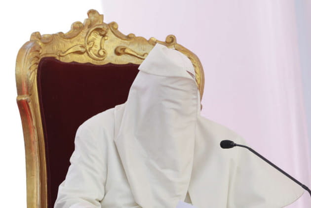 Le pape Fran&ccedil;ois joue &agrave; cache-cape