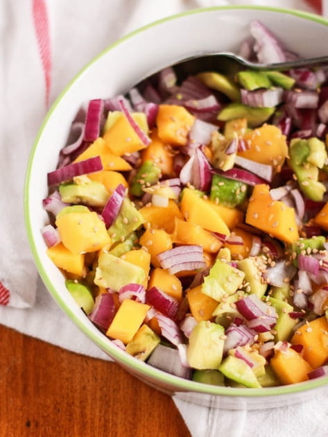 Salade d'avocat &agrave; la mangue et oignon rouge