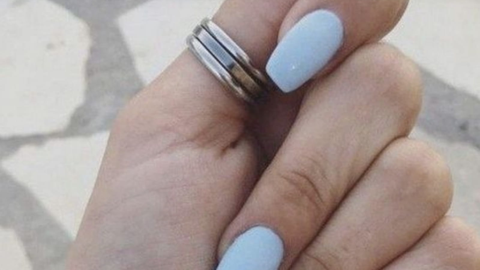 Des ongles ballerine avec du vernis bleu pastel