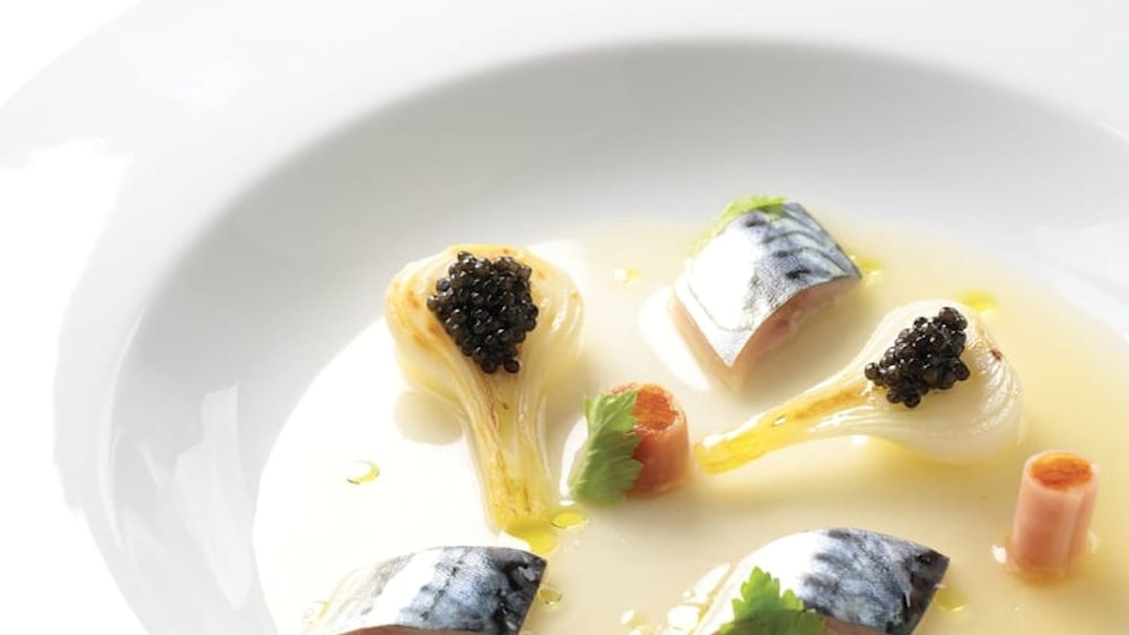 Maquereau poché, caviar Akitania Nouvelle Récolte, oignon nouveau, bouillon de tomate et céleri