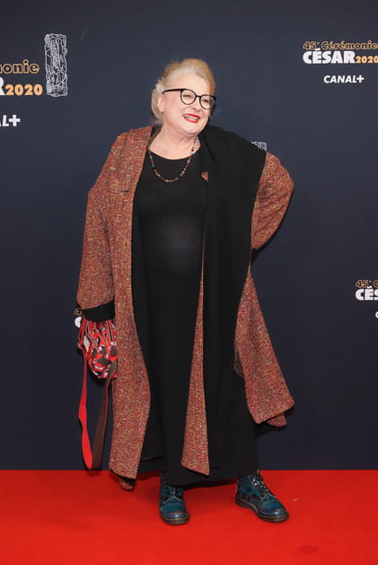 Josiane Balasko en long manteau