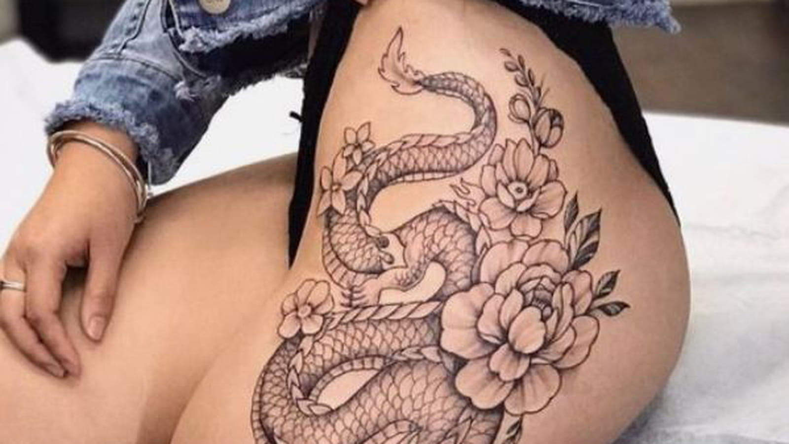Dragon fleuri sur la hanche