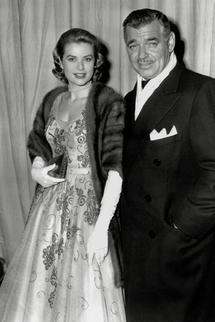 Grace Kelly en robe brodée et fourrure