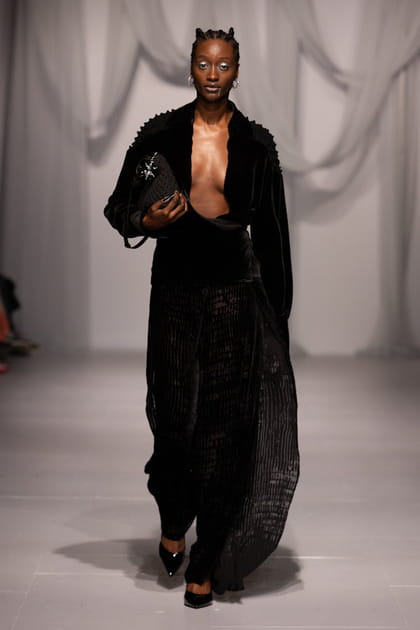 Top en velours et pantalon transparent&nbsp;aper&ccedil;us sur le d&eacute;fil&eacute; Chet Lo