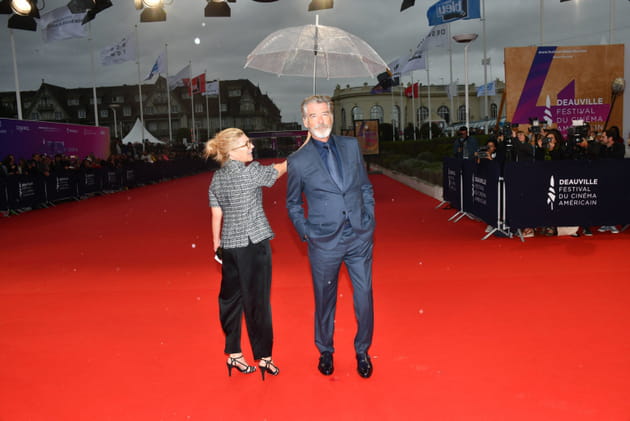 Pierce Brosnan sous la pluie normande