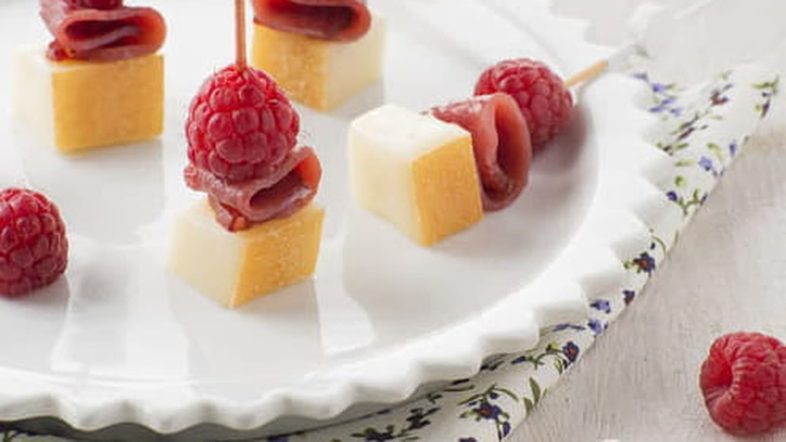 Brochettes au fromage Merzer, magret de canard et framboise