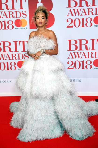 Rita Ora en robe bustier blanche oversize &agrave; plumes Ralph & Russo