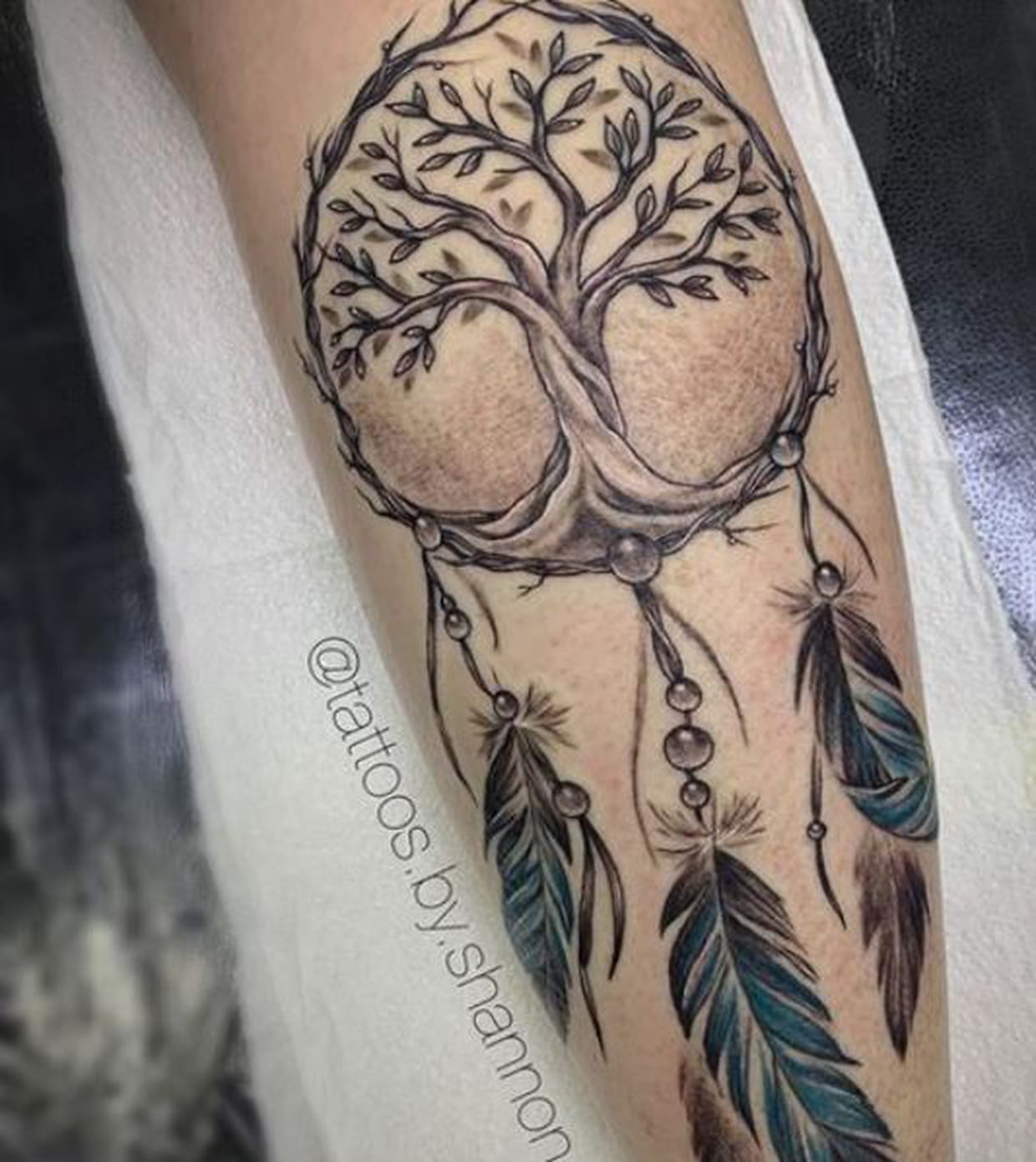 Tatouage Arbre De Vie Famille Arbre de vie et attrape-rêve sur le mollet