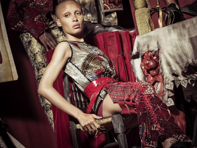 En coulisse : Adwoa Aboah incarne Tweedledee